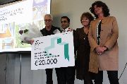 v.l.n.r. architect Koen van Velsen, opdrachtgever dhr. J.D. Martina, Hedy d'Ancona en Dana Ponec (jurylid)